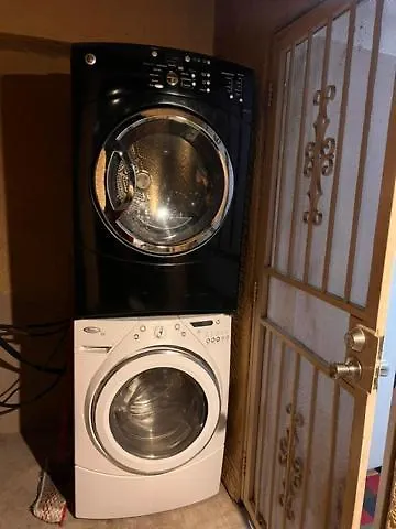 Downtown Secluded 3 *