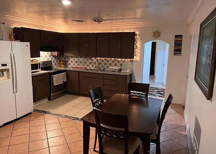 Downtown Secluded 3 *